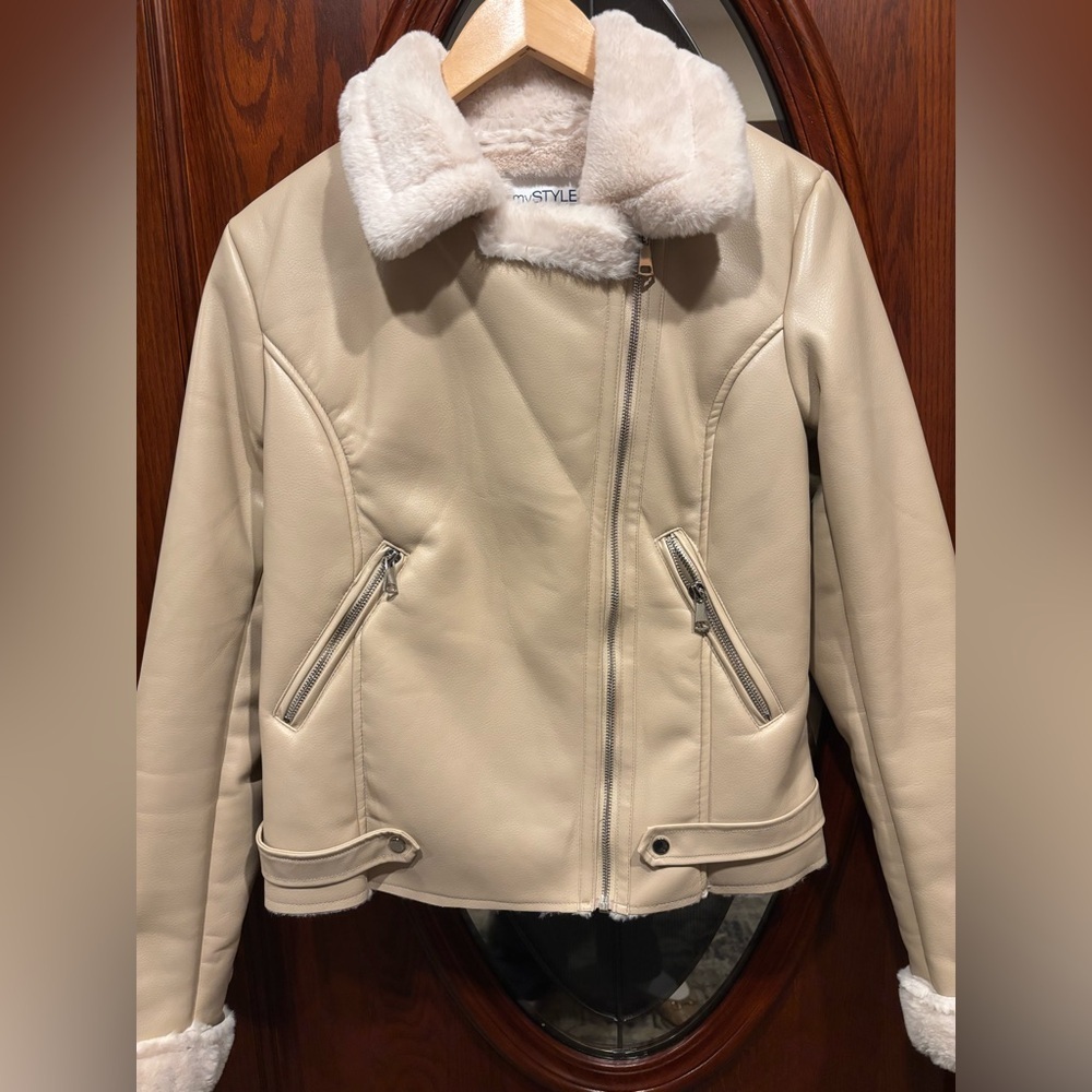 Elegant Cream PU Leather Jacket with Shearling Trim - Picture 9 of 13